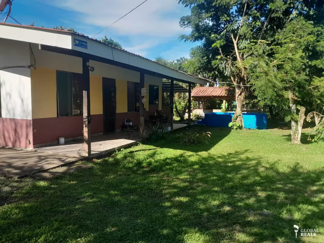 Casa en Guacimo con piscina y rancho – lote de 1000 m²