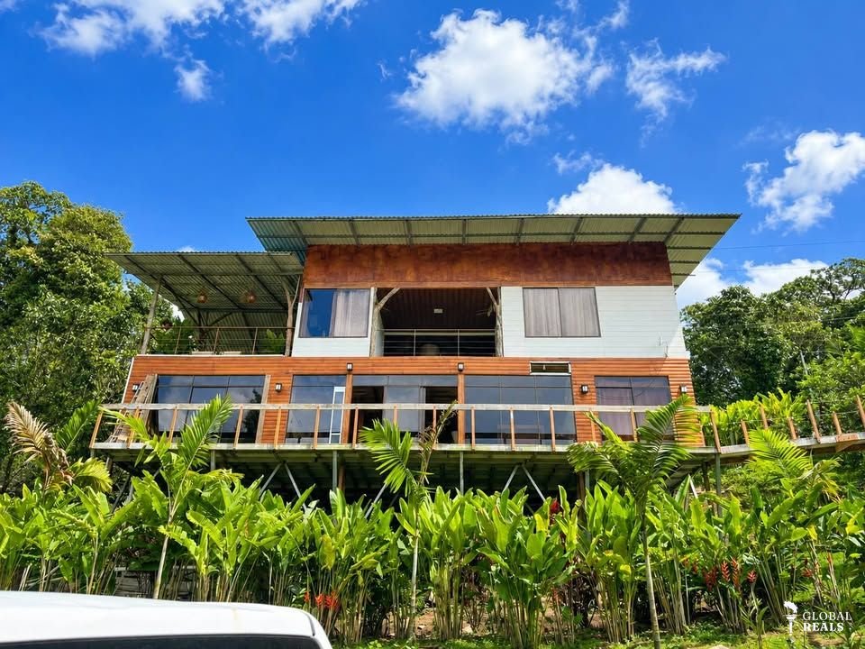 HERMOSA PROPIEDAD CON 2 CASAS,VISTA AL VOLCÁN