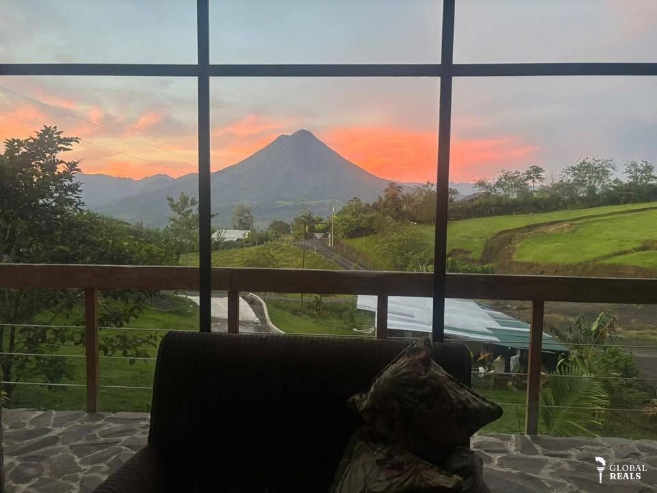 HERMOSA PROPIEDAD CON 2 CASAS,VISTA AL VOLCÁN
