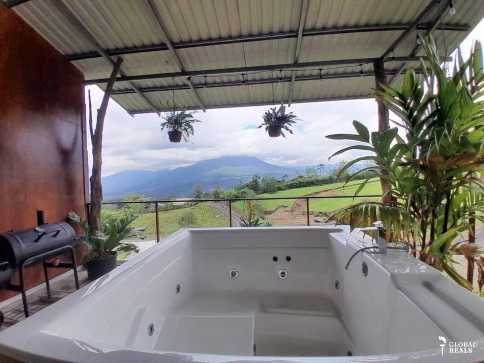 HERMOSA PROPIEDAD CON 2 CASAS,VISTA AL VOLCÁN
