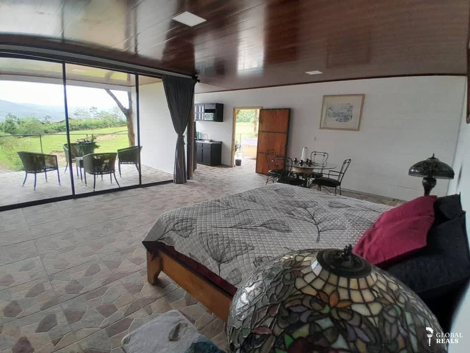 HERMOSA PROPIEDAD CON 2 CASAS,VISTA AL VOLCÁN