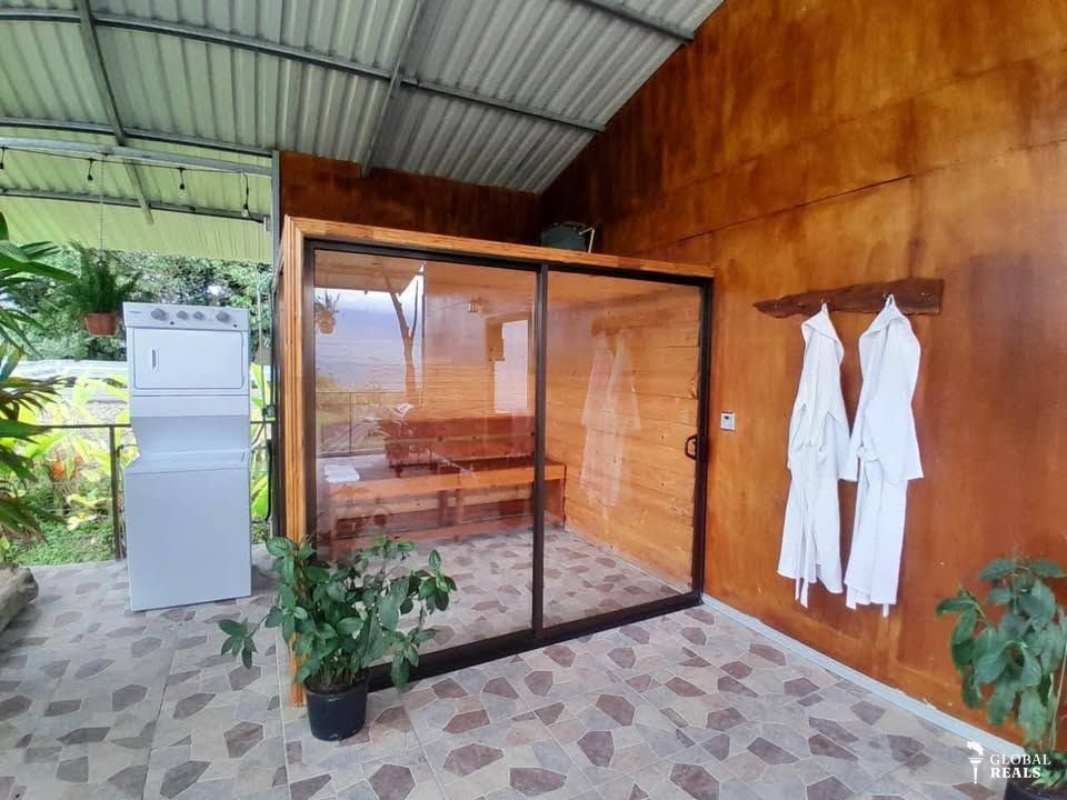 HERMOSA PROPIEDAD CON 2 CASAS,VISTA AL VOLCÁN