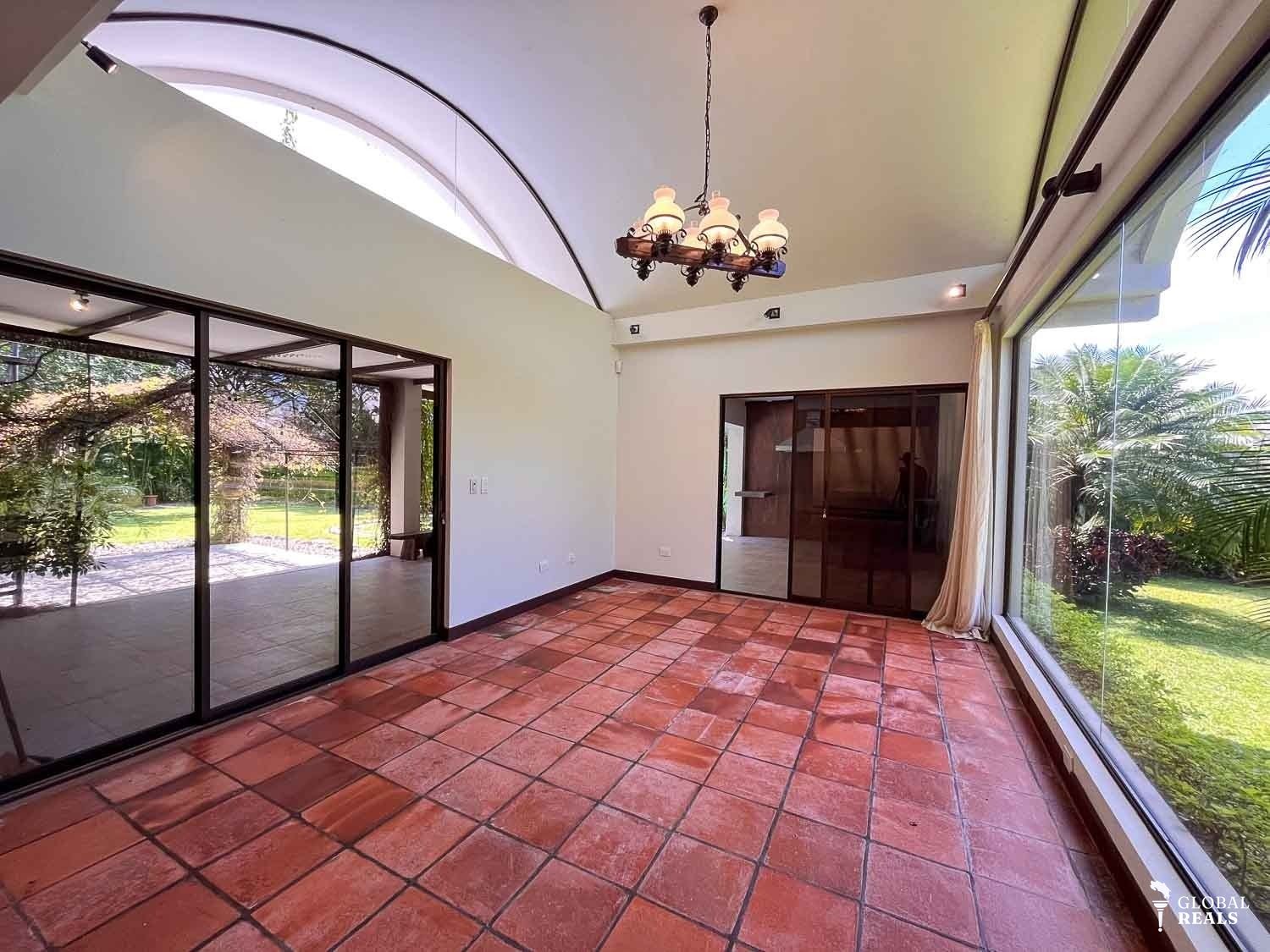 Venta Casa en Hacienda los Reyes La Guacima Alajuela