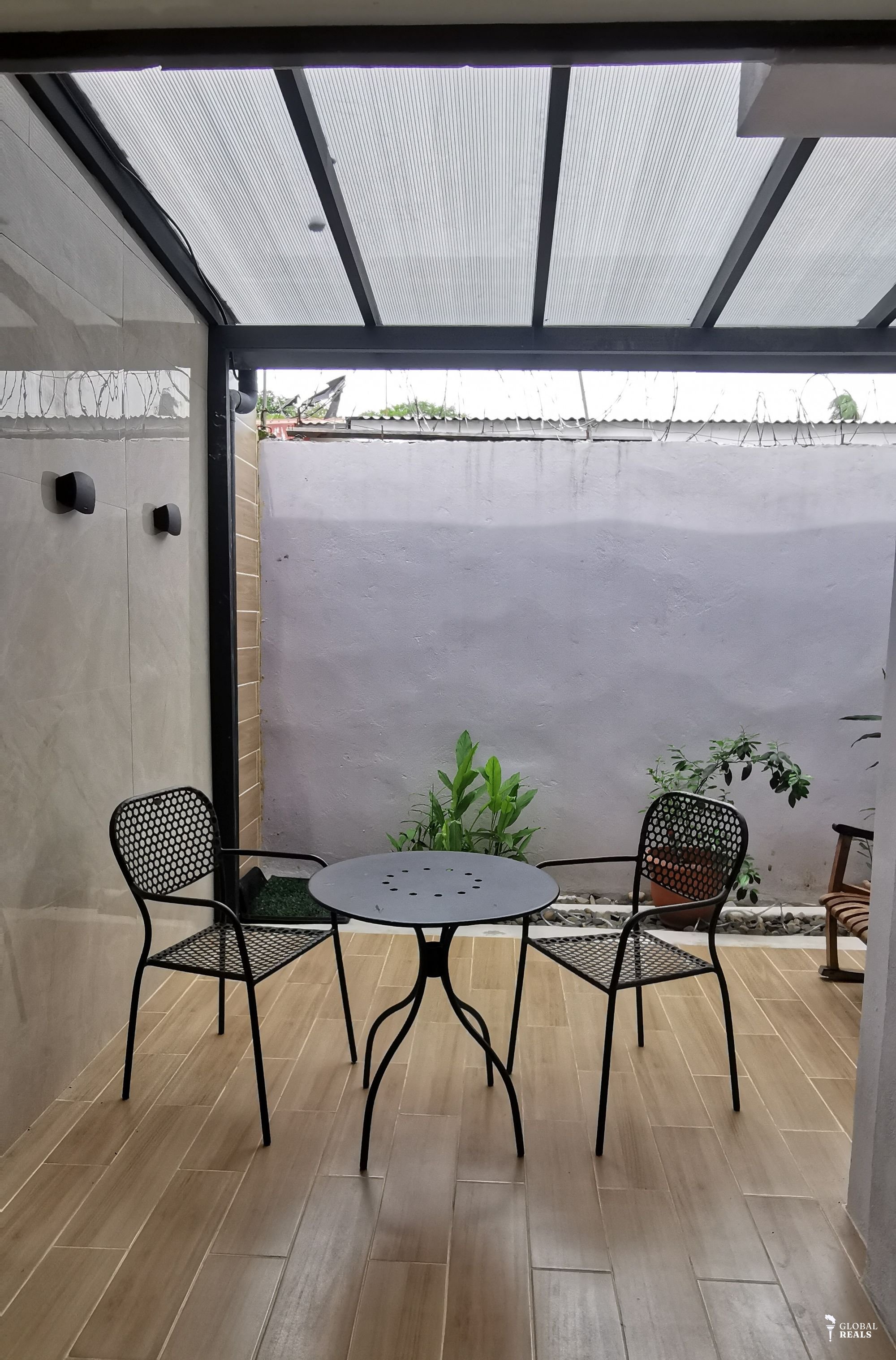 VENTA DE CASA CON DOS APARTAMENTOS – PUNTARENAS - ID60JC