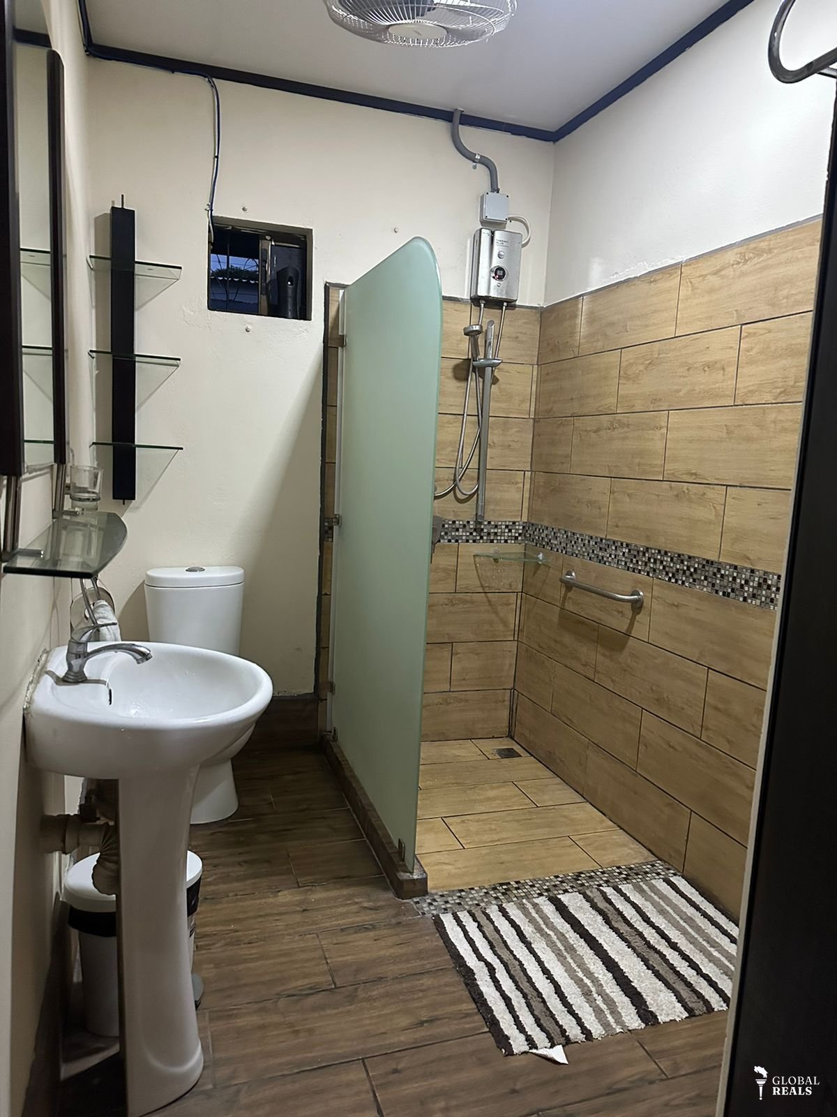 VENTA DE CASA CON DOS APARTAMENTOS – PUNTARENAS - ID60JC