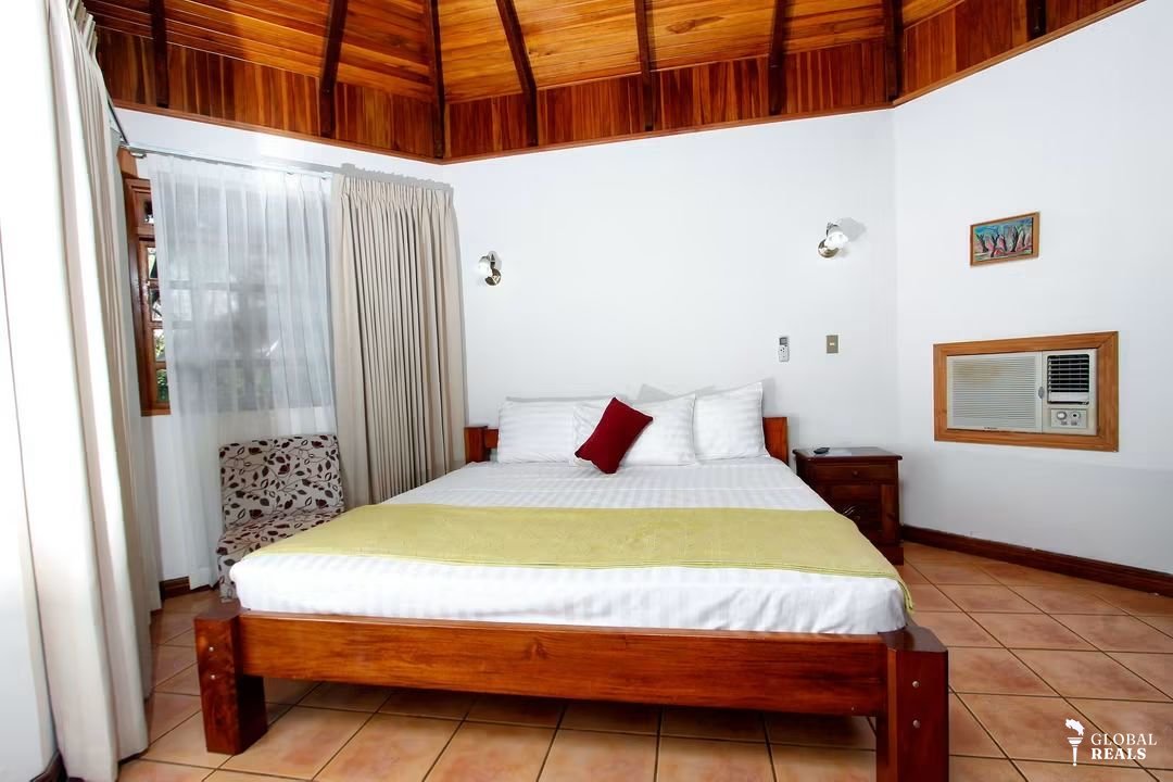 Se vende propiedad. Actualmente como hotel.