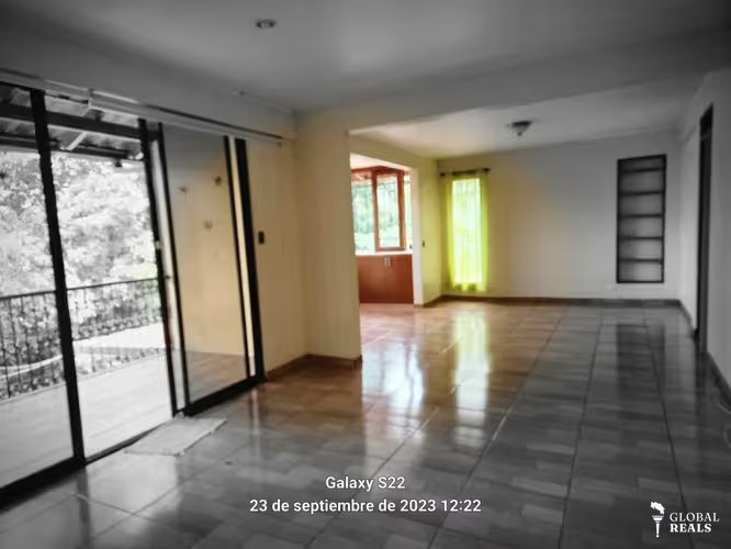Se renta apartamento en San Antonio de Escazú, 2do piso zona arbolada