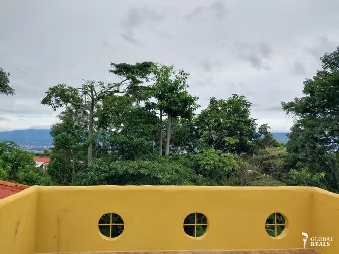 Se renta apartamento en San Antonio de Escazú, 2do piso zona arbolada