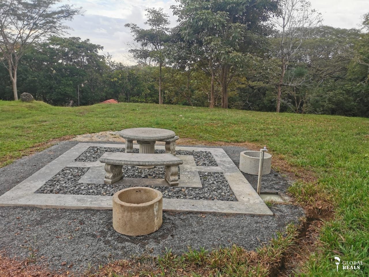 Finca de 3.58 hectáreas en Esparza: patrimonio, naturaleza y conectividad.