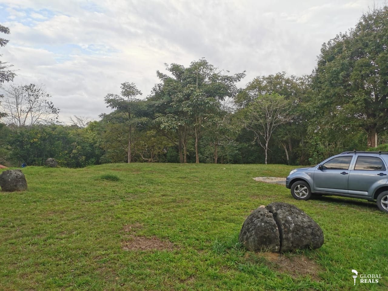 Finca de 3.58 hectáreas en Esparza: patrimonio, naturaleza y conectividad.