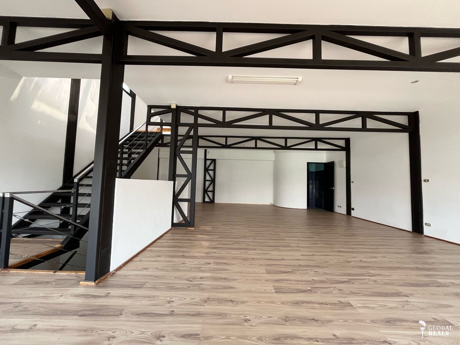 EDIFICIO COMERCIAL DE 3 NIVELES EN UBICACIÓN ESTRATÉGICA DE SAN RAMÓN