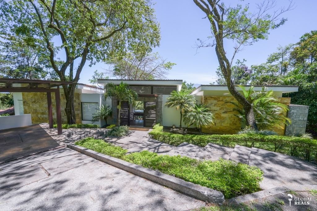 Lujosa y Espaciosa Casa en Venta y Alquiler en Condominio Montaña de Sol Piedades de Santa Ana