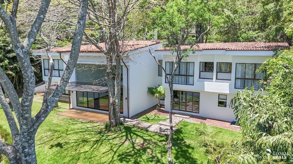 Lujosa y Espaciosa Casa en Venta y Alquiler en Condominio Montaña de Sol Piedades de Santa Ana
