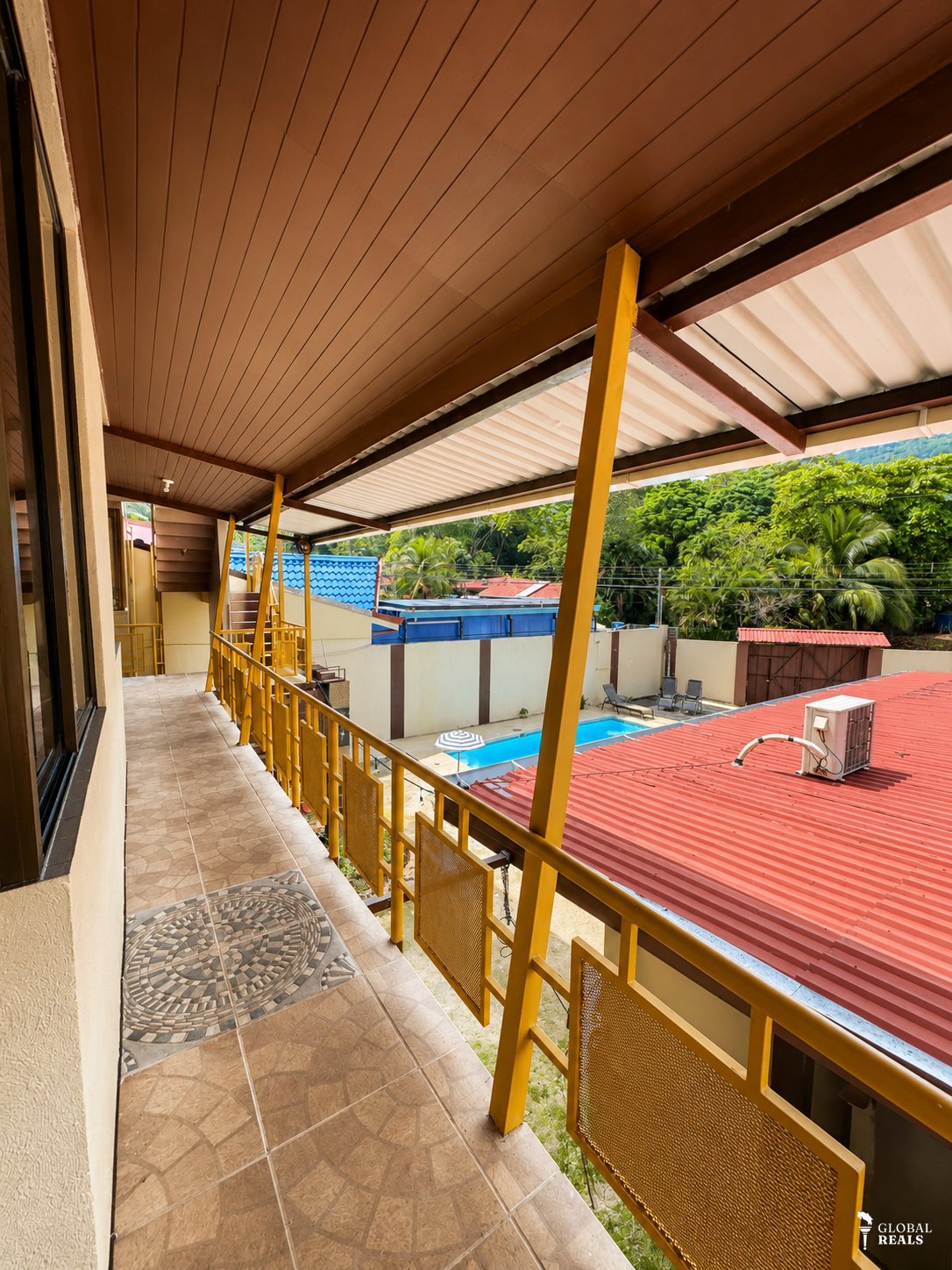 Venta de casa con piscina por Punta Leona