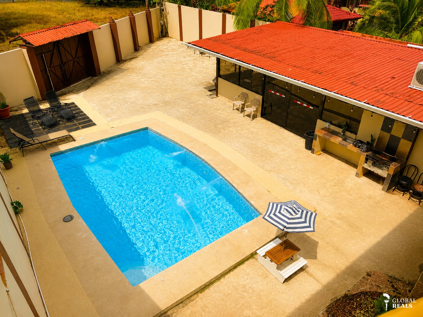 Venta de casa con piscina por Punta Leona