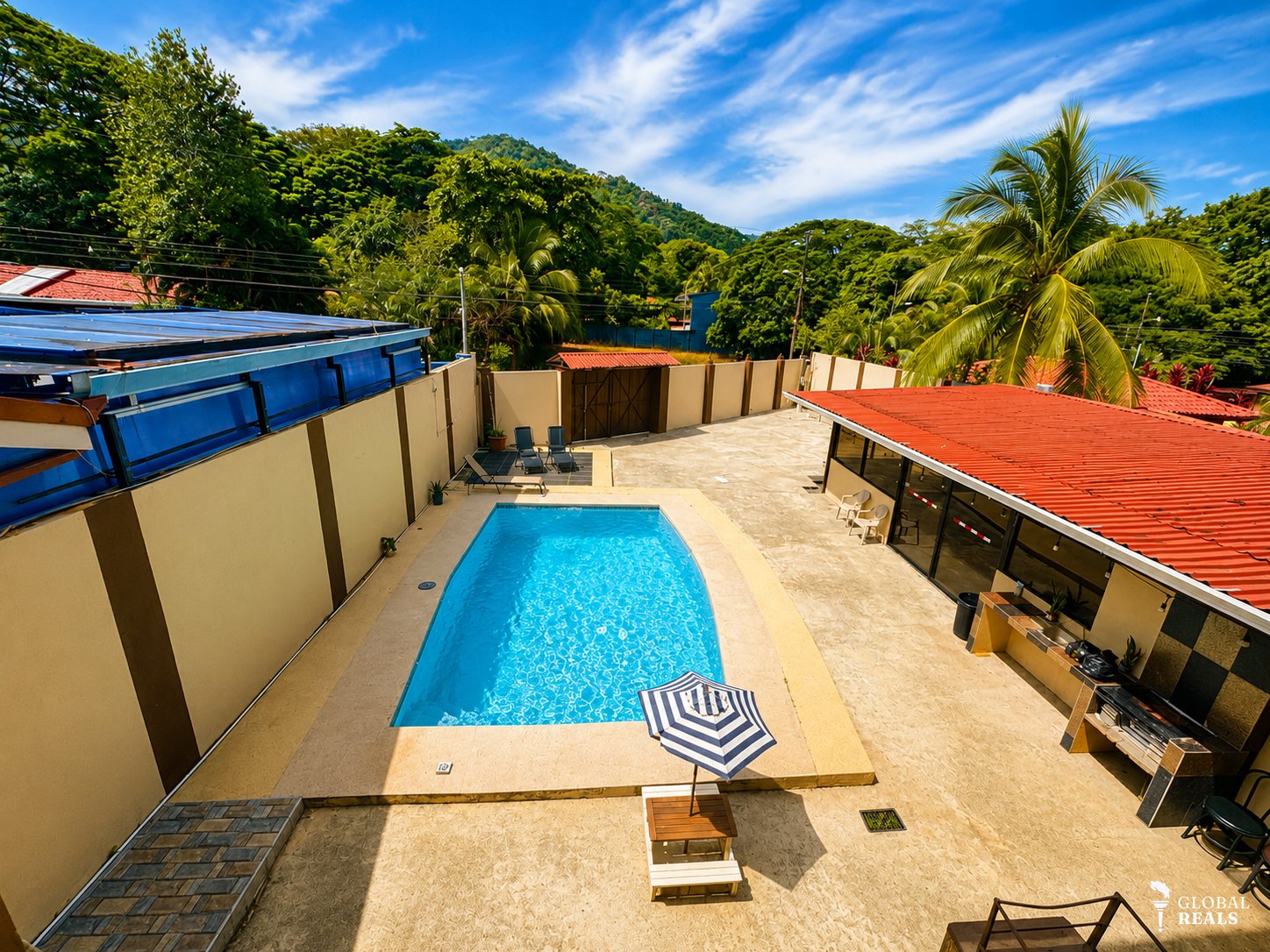 Venta de casa con piscina por Punta Leona