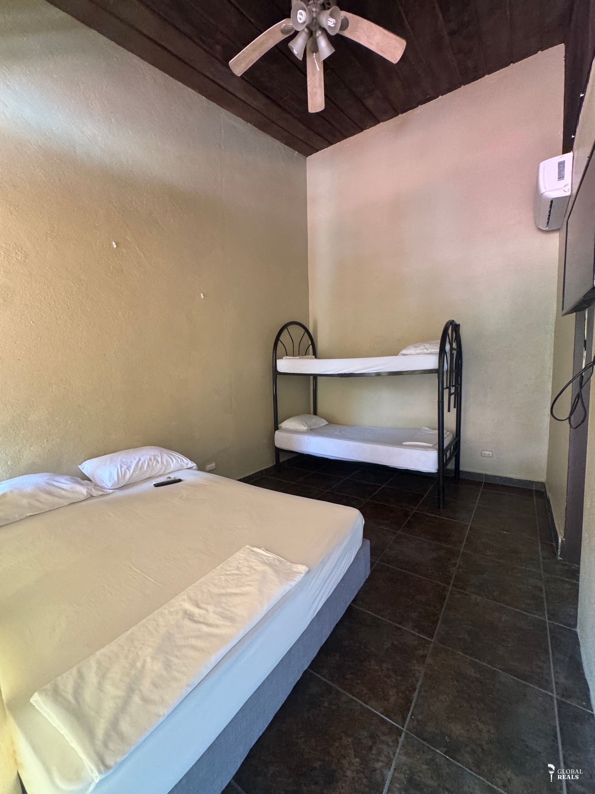Venta de casa con piscina por Punta Leona