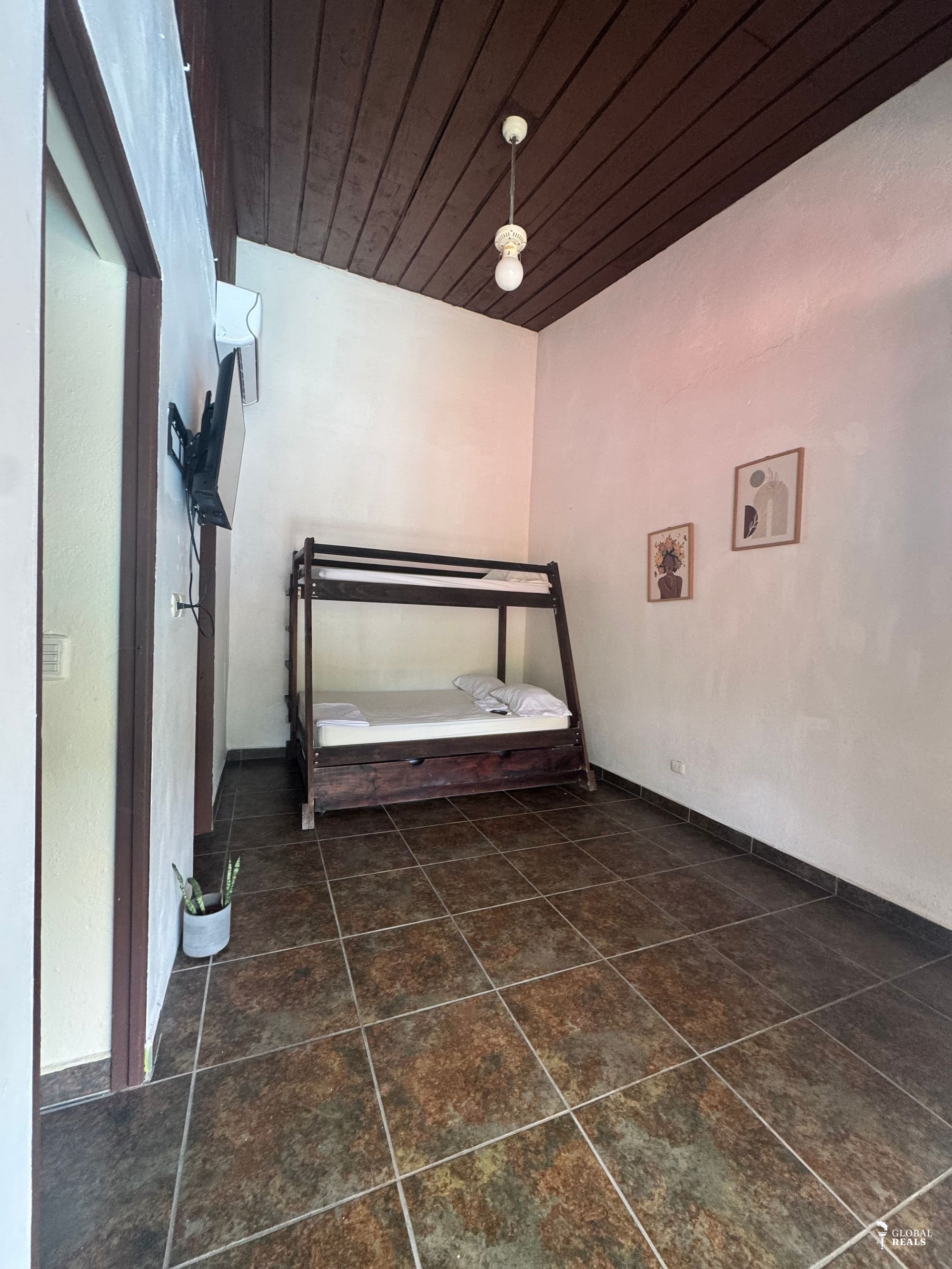Venta de casa con piscina por Punta Leona