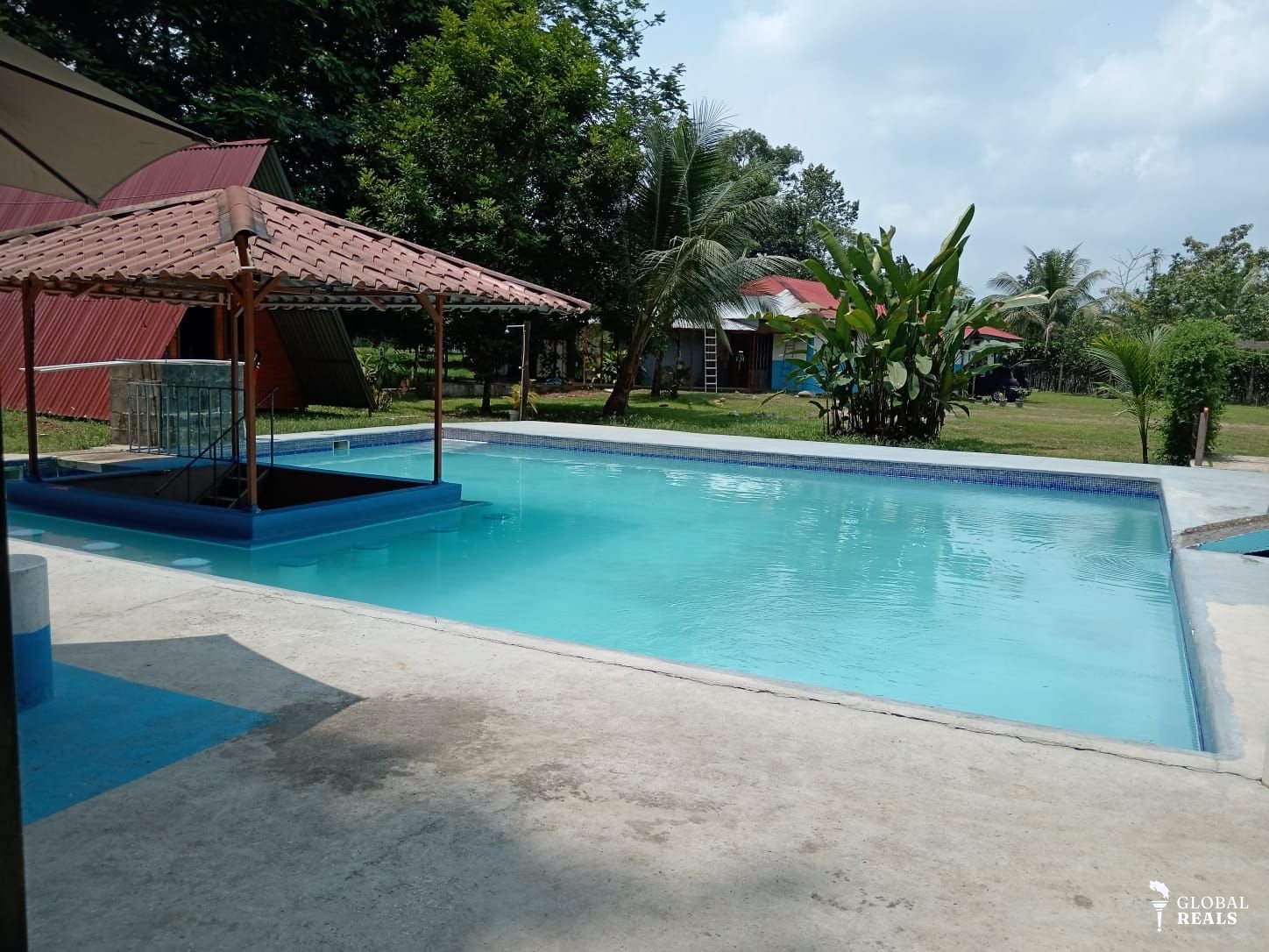 SE VENDE FINCA RECREATIVA 5,000m² La Colonia, Horquetas de Sarapiquí  Piscina grande con bar acuático + Jacuzzi Cabaña A-Frame + 2 Ranchos para eventos + Barra 8 mesas con sillas + mesas honguito + parrilleros Zona verde, quebrada, agua y luz Plano H-1341950-2009 | Folio 4-212053-002 | 5,000m²  PRECIO: ₡85,000,000 NEGOCIABLE  Gerardo González 6336-0501