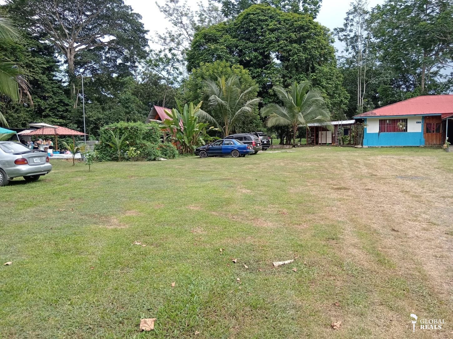 SE VENDE FINCA RECREATIVA 5,000m² La Colonia, Horquetas de Sarapiquí  Piscina grande con bar acuático + Jacuzzi Cabaña A-Frame + 2 Ranchos para eventos + Barra 8 mesas con sillas + mesas honguito + parrilleros Zona verde, quebrada, agua y luz Plano H-1341950-2009 | Folio 4-212053-002 | 5,000m²  PRECIO: ₡85,000,000 NEGOCIABLE  Gerardo González 6336-0501