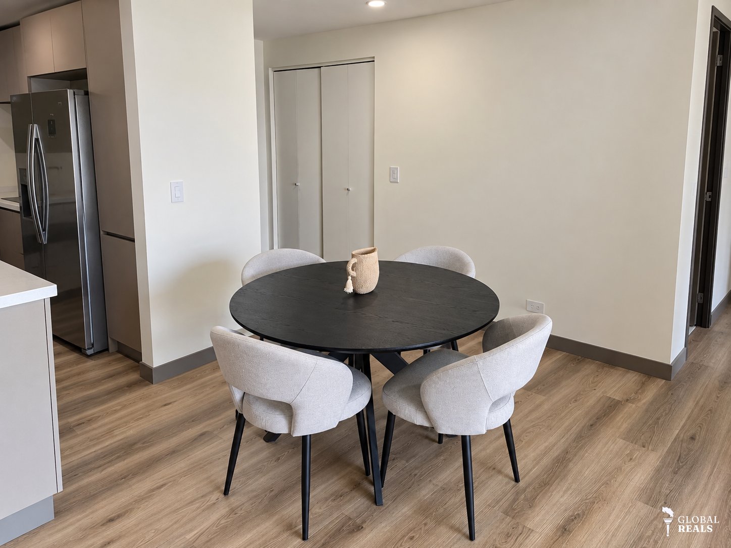 🏙️ Apartamento FULL AMOBLADO • Piso 7 • Esquinero