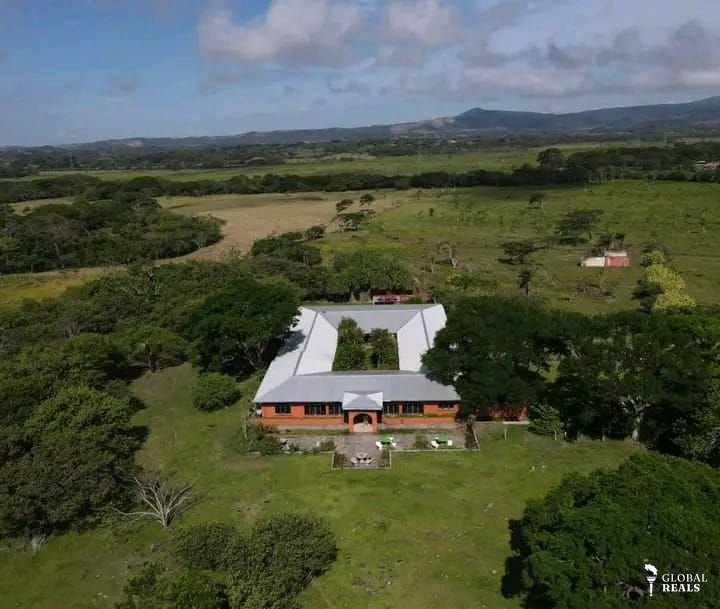 Finca  faldas del volcán Miravalles con casa tipo Hacienda