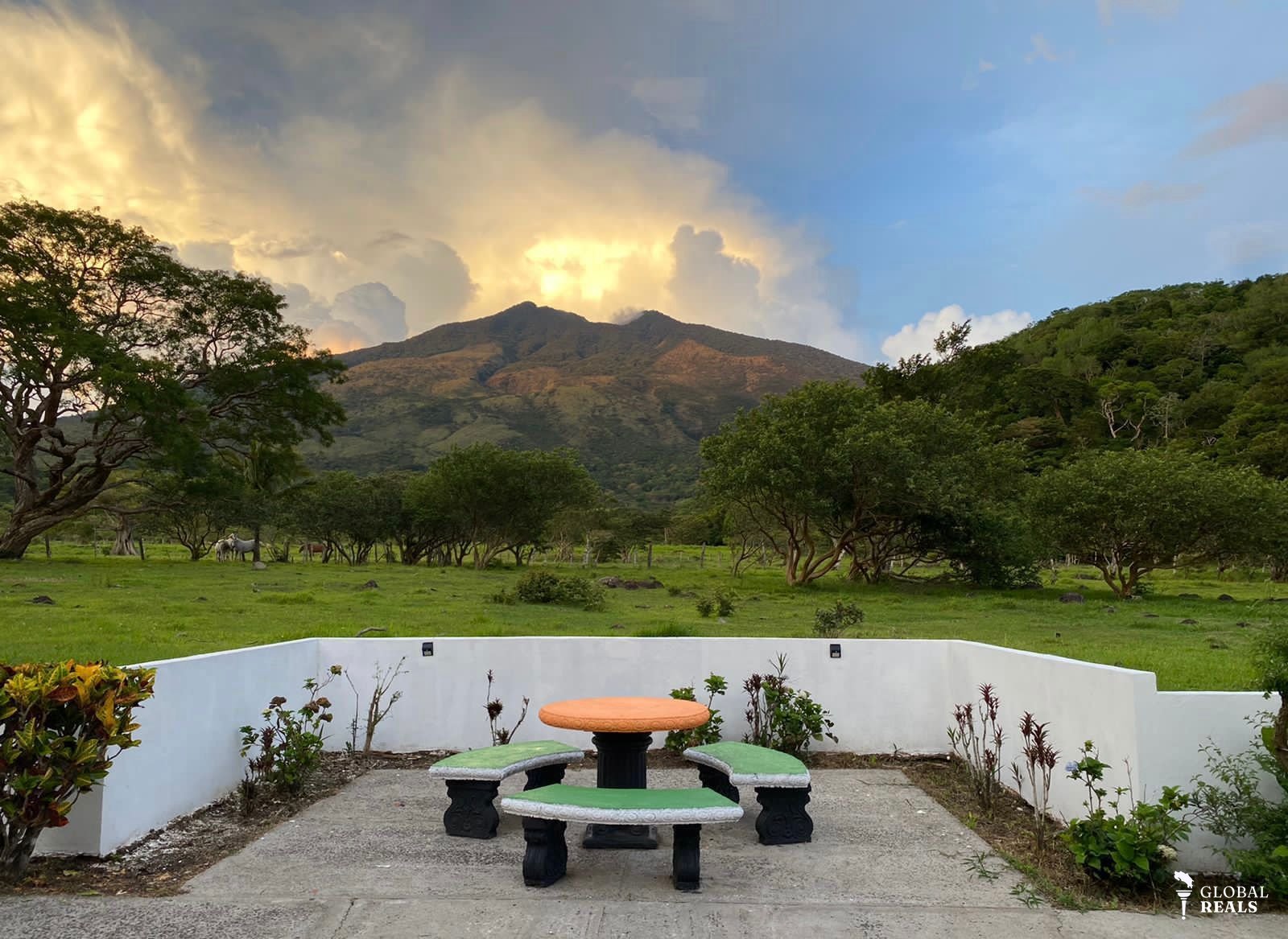 Finca  faldas del volcán Miravalles con casa tipo Hacienda