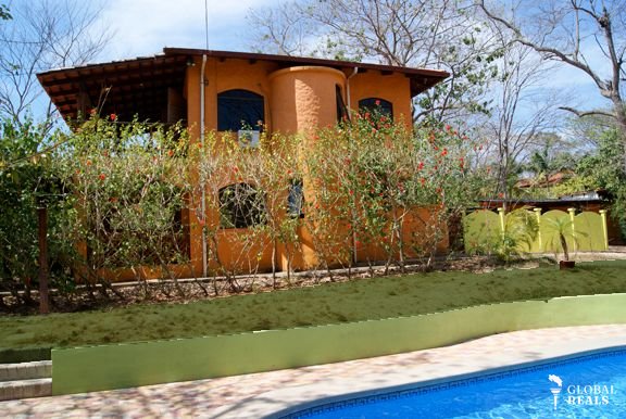 Vendo Casa Colonial en Playa Avellanas con 7 villas 2 piscinas a 150m de la playa.