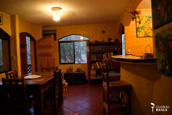 Vendo Casa Colonial en Playa Avellanas con 7 villas 2 piscinas a 150m de la playa.